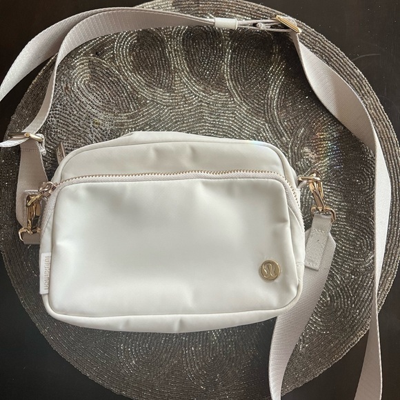 Lululemon Everywhere Crossbody Bag 2L Metal Hardware - Picture 2 of 8